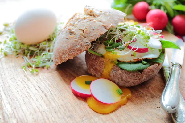 Roll mit pochierten Eiern und frischem Gemüse — Stockfoto