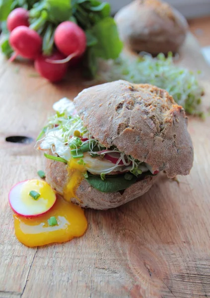 Rollo con huevos escalfados y verduras frescas —  Fotos de Stock