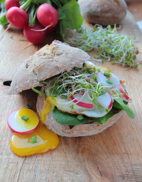 Rouleau aux œufs pochés et légumes frais — Photo