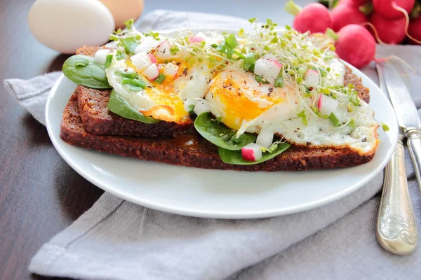 Sandwich mit heißen pochierten Eiern — Stockfoto