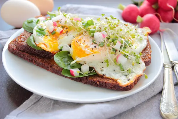 Sandwich mit heißen pochierten Eiern — Stockfoto