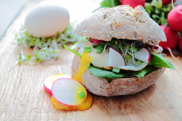 Rollo con huevo y verduras frescas —  Fotos de Stock