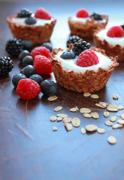 Ovesné koláčky s čerstvým ovocem — Stock fotografie