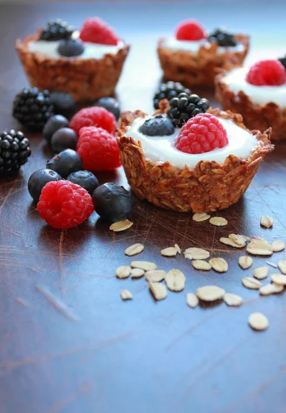 Oat tarts with fresh fruits — Stock Photo, Image