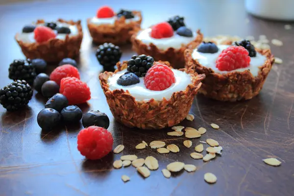 Oat tarts with fresh fruits — Stock Photo, Image