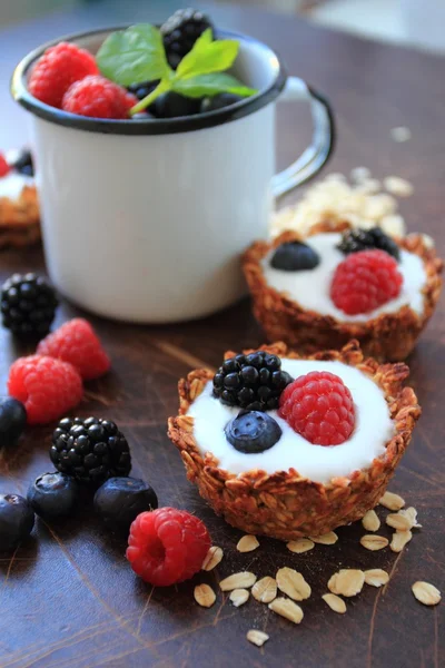 Oat tarts with fresh fruits — Stock Photo, Image