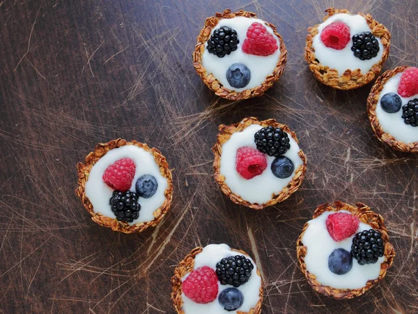 Ovesné koláče obilovin s čerstvým ovocem — Stock fotografie