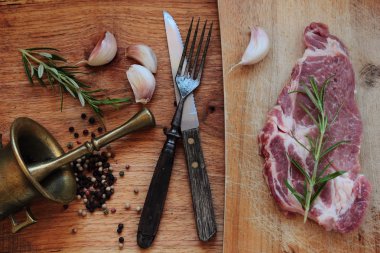 pişmemiş domuz eti