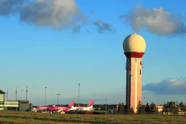 Verkeerstoren op de luchthaven — Stockfoto