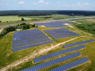 Güneş panelleri sahada. Polonya 'daki Photovoltaic Çiftliği. Yenilenebilir enerji. Yeşil enerji