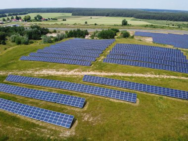 Mavi güneş panelleri. Yenilenebilir enerji için fotovoltaik modüllerin arka planı. Güneş panellerinin hava görüntüsü Fotovoltaik sistem endüstriyel manzara