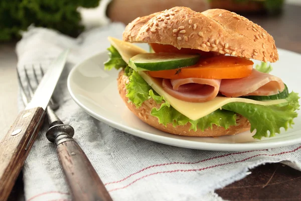 Sanduíche com presunto, queijo e legumes — Fotografia de Stock