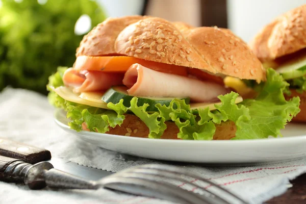 Бутерброд з шинкою, сиром та овочами — стокове фото