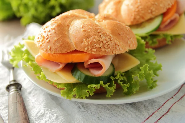 Sanduíche com presunto, queijo e legumes — Fotografia de Stock