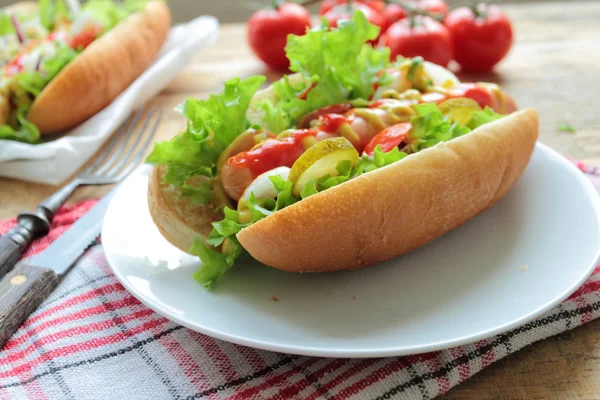 Cachorro quente com legumes frescos — Fotografia de Stock