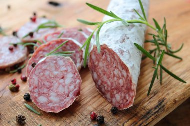 İtalyan salam kesme tahtası dilimlenmiş