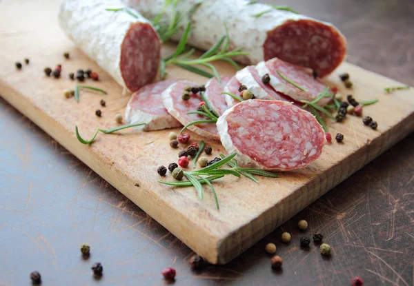 Salami worst op snijplank — Stockfoto