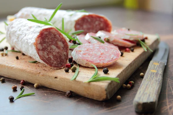 Salami worst op snijplank — Stockfoto