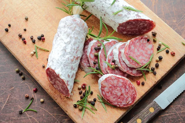 Italiaanse salami gesneden op een snijplank — Stockfoto