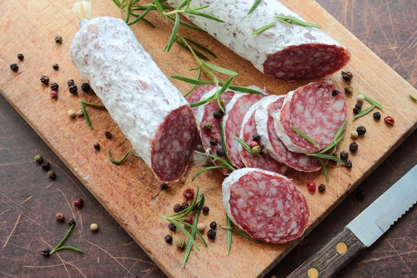 Італійським салямі, нарізаний на обробна дошка — стокове фото