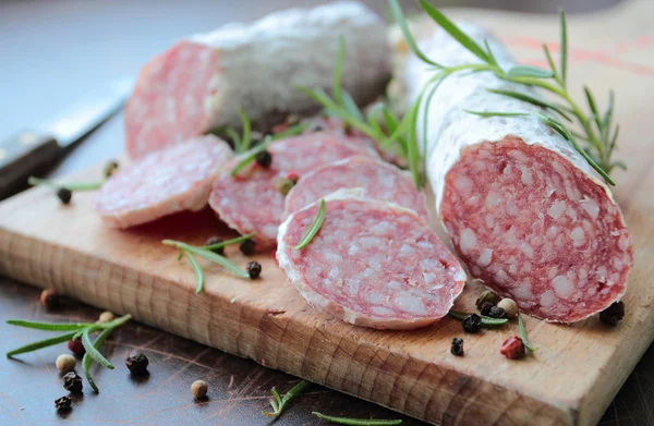 Salami met kruiden — Stockfoto