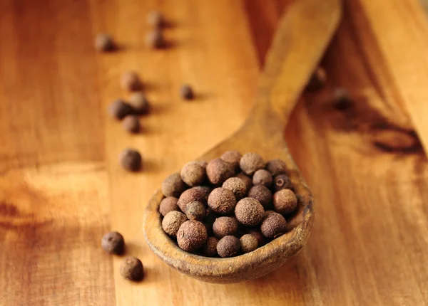 Pimientos de pimienta de Jamaica en una cuchara — Foto de Stock