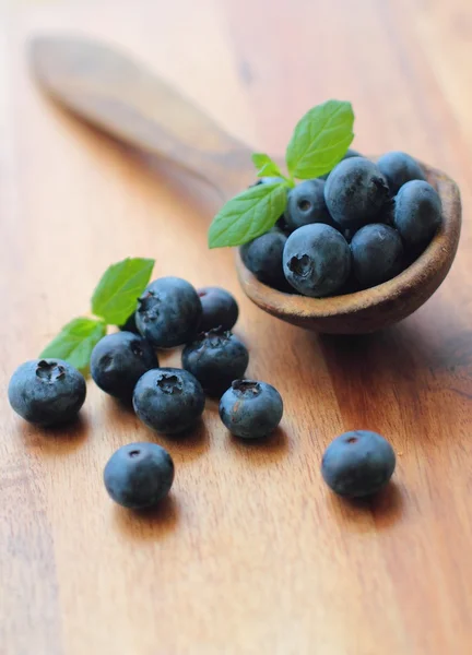 Cuchara de madera con frutas —  Fotos de Stock