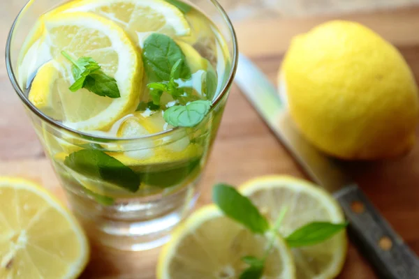 Copo com bebida de limonada — Fotografia de Stock