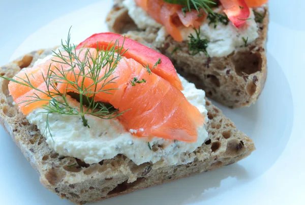 Pain frais au savoureux saumon pour le petit déjeuner — Photo