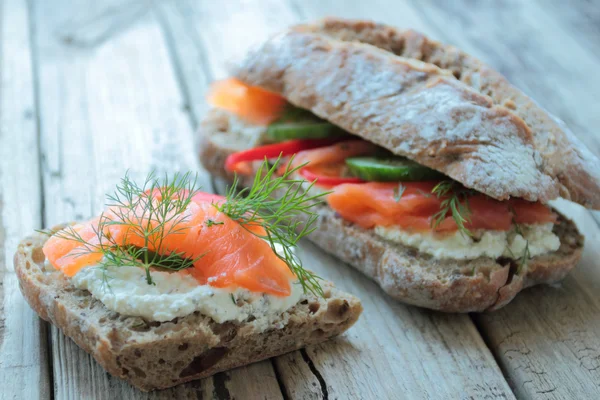 Свежий хлеб с лососем на завтрак — стоковое фото