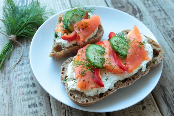 Pain frais au savoureux saumon pour le petit déjeuner — Photo