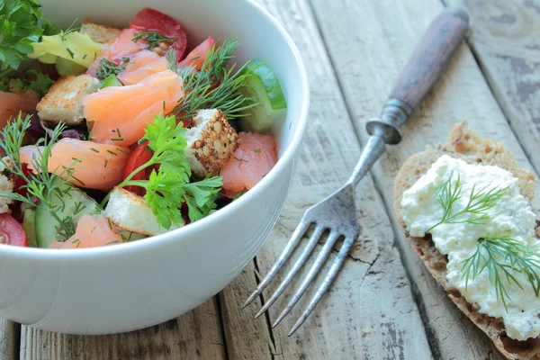 Свежий салат с лососем и овощами — стоковое фото