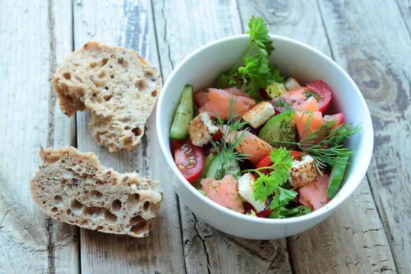 Insalata fresca con salmone e verdure — Foto Stock