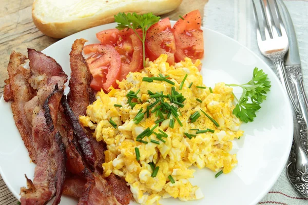 培根的早餐新鲜西红柿炒鸡蛋 — 图库照片