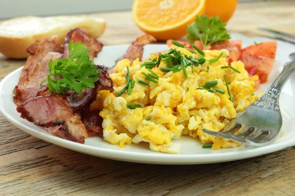 培根的早餐新鲜西红柿炒鸡蛋 — 图库照片