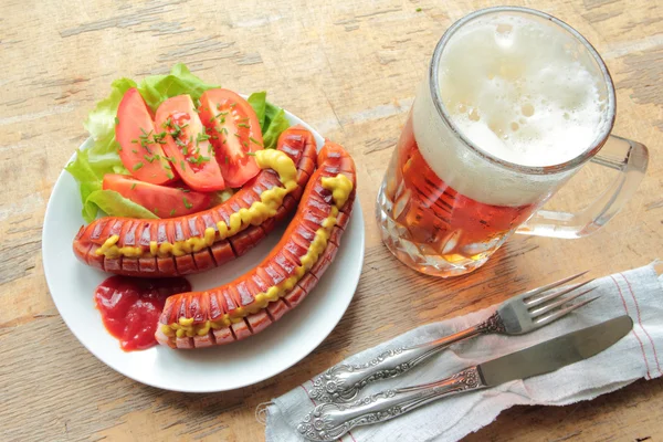 Salsicce alla griglia con birra — Foto Stock