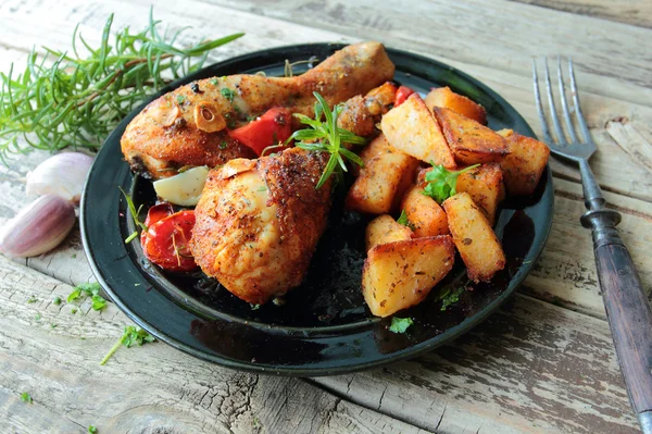 Chicken legs roasted with vegetables — Stock Photo, Image