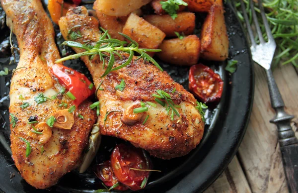 Chicken legs roasted with vegetables — Stock Photo, Image