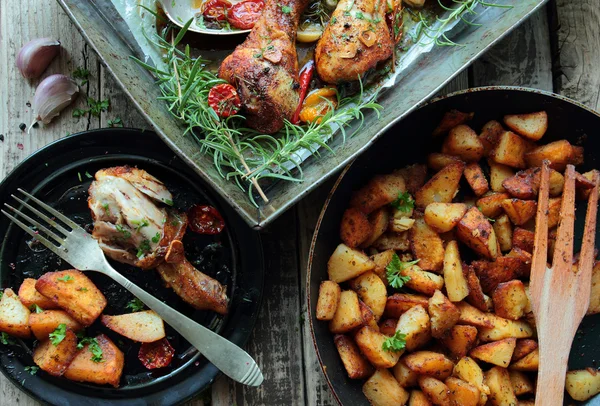 Chicken legs roasted with vegetables — Stock Photo, Image