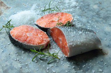 Otlar ile taze somon fileto