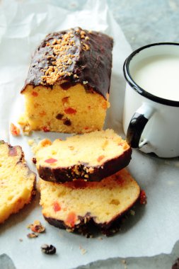 Lezzetli meyve kek çikolata sır ve kupa süt