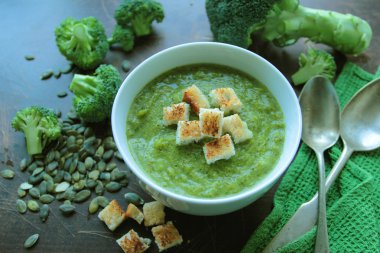Brokoli çorbası ile kase