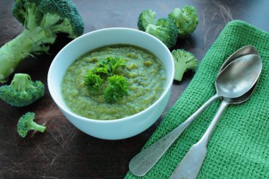 Brokoli çorbası ile kase