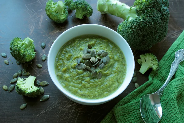 Brokoli çorbası ile kase