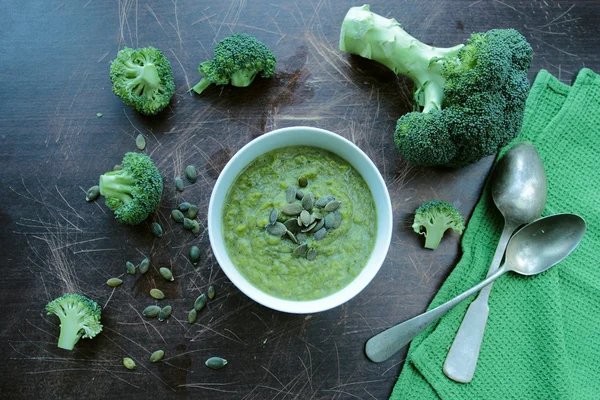 Cuenco con sopa de brócoli —  Fotos de Stock