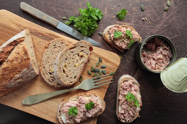 Pão crocante com atum — Fotografia de Stock