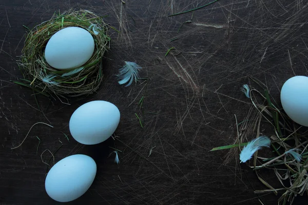 Œufs blancs sur une planche de bois — Photo