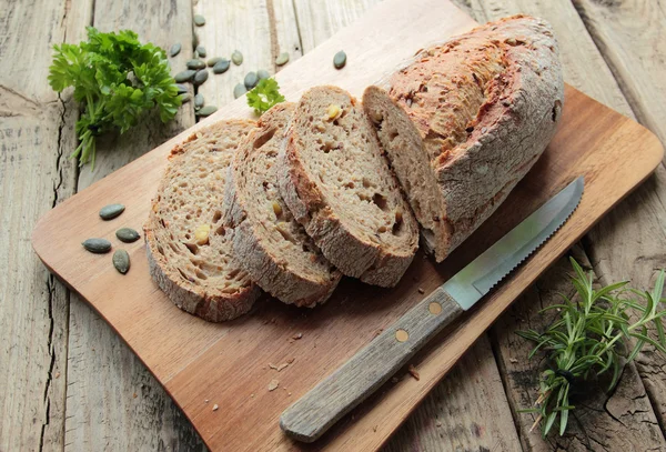 Taze ekmek tereyağı ile — Stok fotoğraf