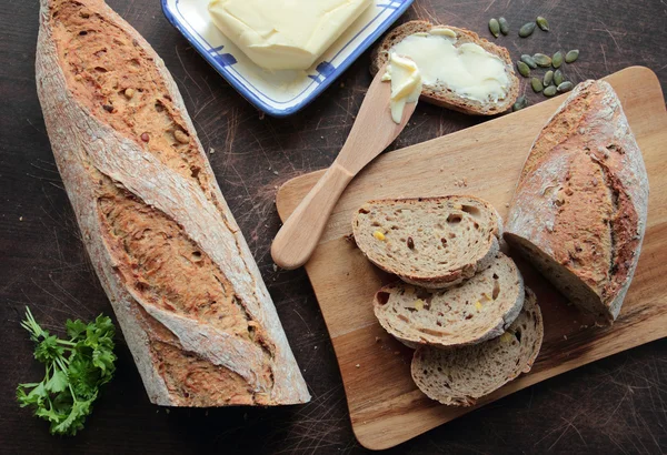 Färskt bröd med smör — Stockfoto