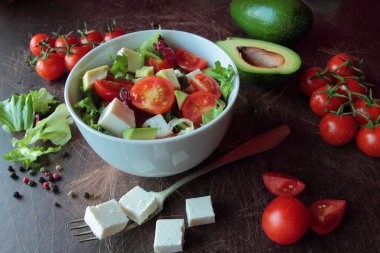 taze salata ile kase